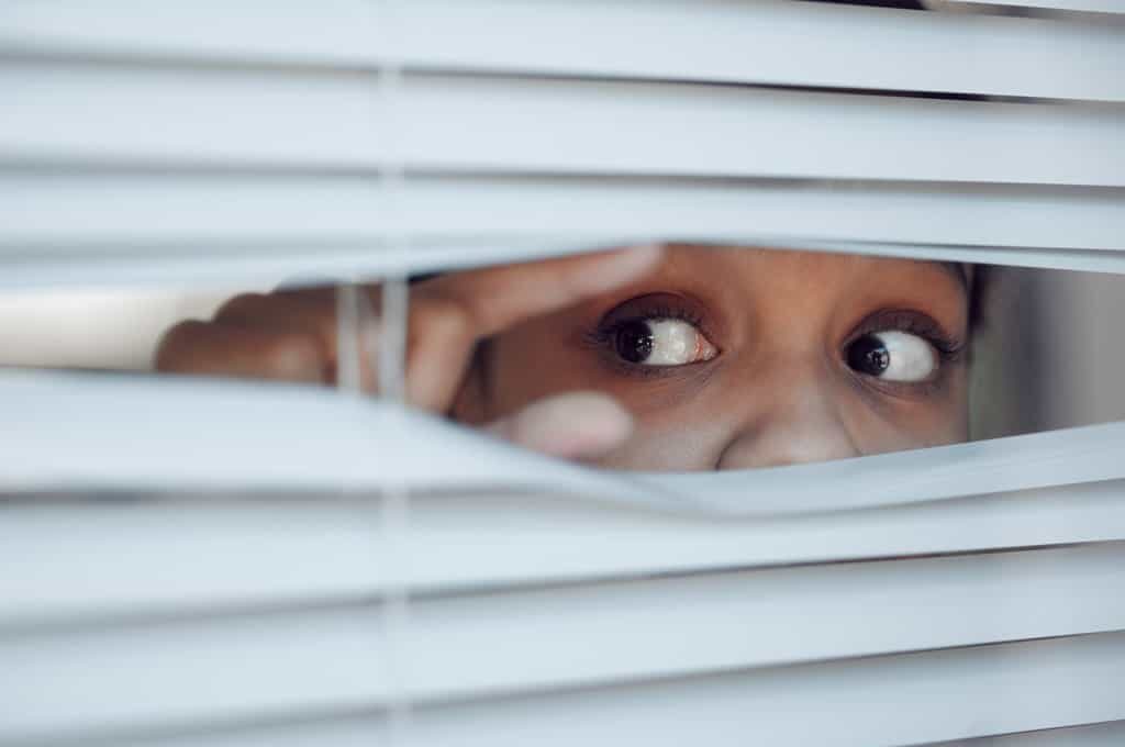 Paranoidni poremećaj ličnosti karakteriše preterana osetljivost na odbacivanje, sumljičavost i tendencija da se pogrešno tumače i iskrivljuju događaji.