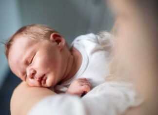 Postporođajna depresija: Kako je prepoznati i prevazići Postporođajna depresija, novorođenče