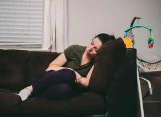 Šta je postporođajna depresija ? a mother who is feeling lonely tired and sad pos 2021 08 30 02 02 23 utc scaled e1651906708682