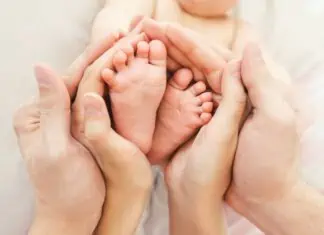 Povezanost sa bebom – da li se javlja odmah? mom and dad hold baby legs 2021 09 01 01 46 52 utc scaled e1653834083668